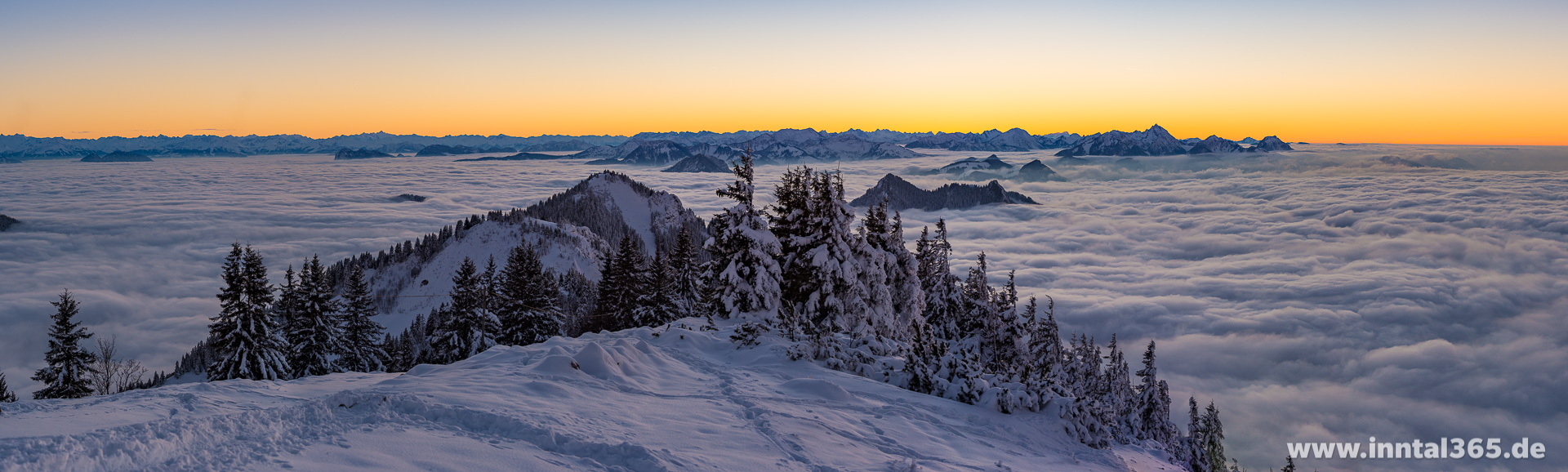 16.11.2016 - Abenddämmerung an der Hochrieshütte. Panorama mit Blick Richtung Süd-West.